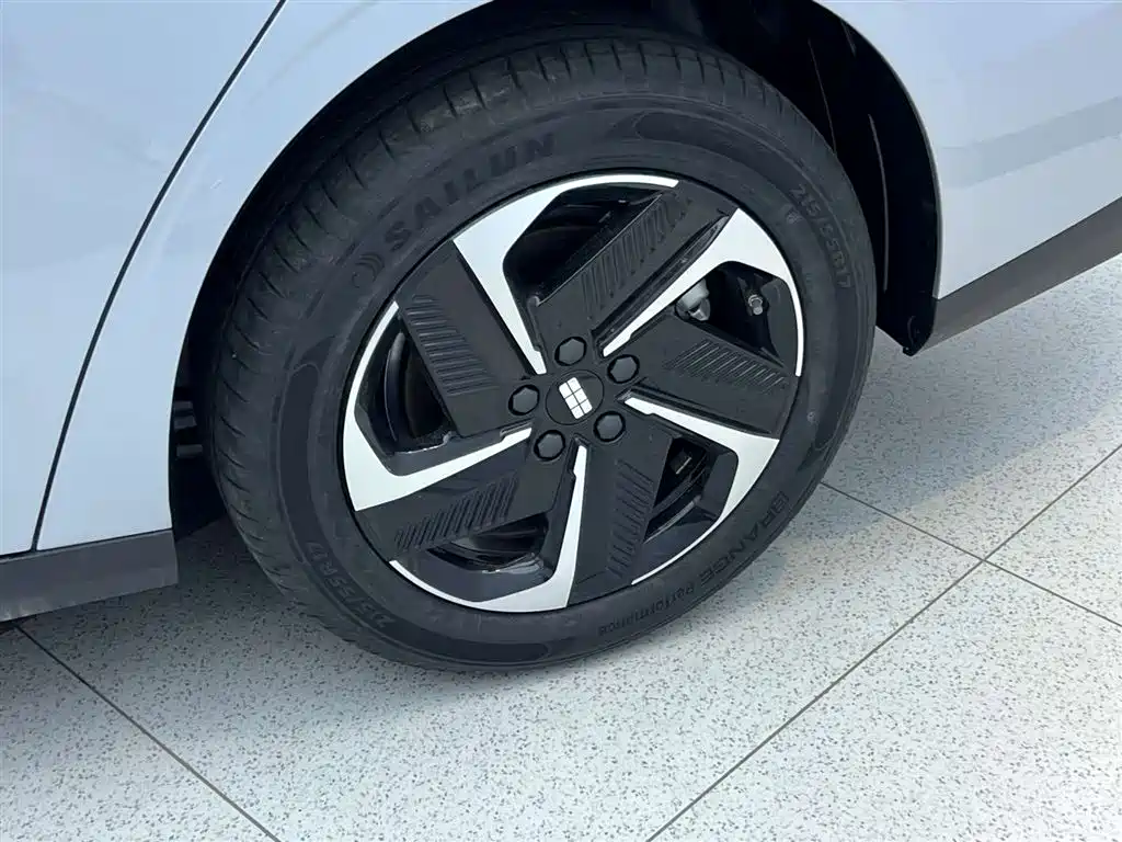 Geely Galaxy L6 2025 EM-i 140 km Explorer+