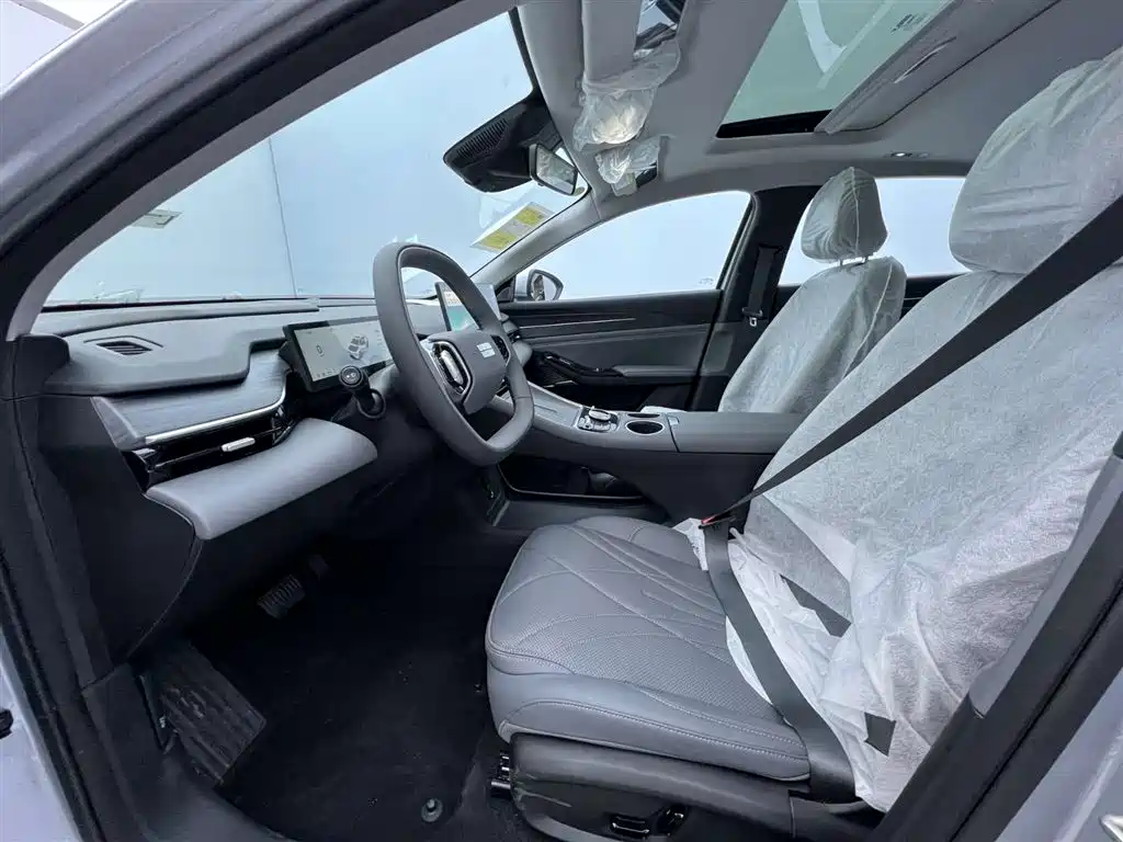 Geely Galaxy L6 2025 EM-i 140 km Explorer+
