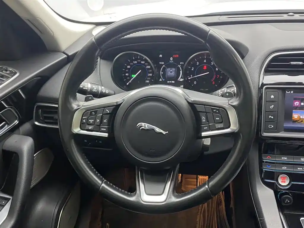 Jaguar F-PACE 2018 2.0T AWD Urban Prestige Edition