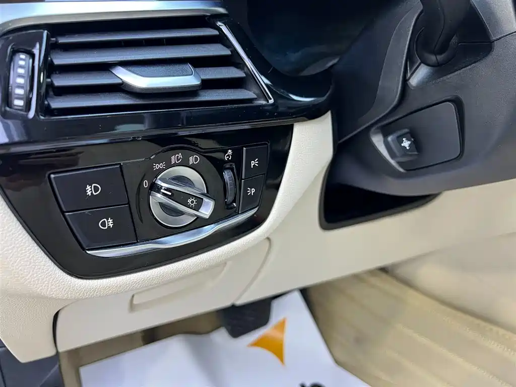 BMW 5 Series 2019 525Li Luxury Package