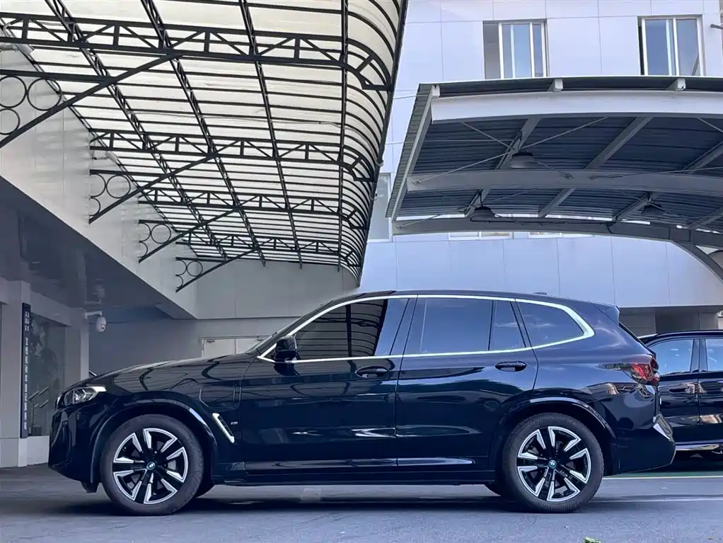 BMW iX3 2023 Leading Edition