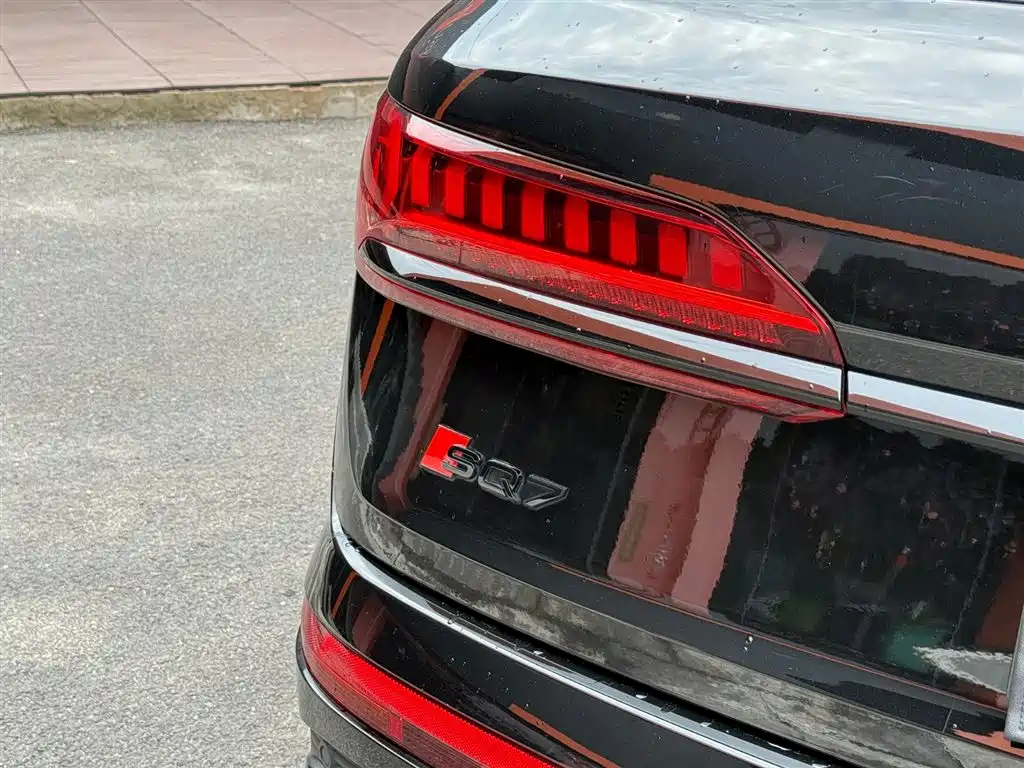 Audi SQ7 2024 4.0 TFSI Dark Knight Edition