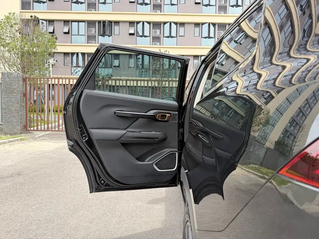 豪越 2022款 1.8TD DCT黑金限定版 7座 → Hao Yue 2022 1.8TD DCT Black Gold Limited Edition 7-Seater