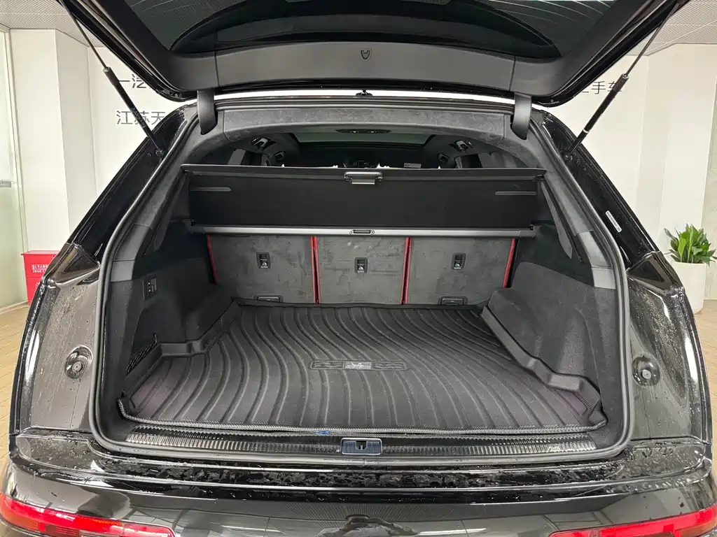 Audi SQ7 2024 4.0 TFSI Dark Knight Edition