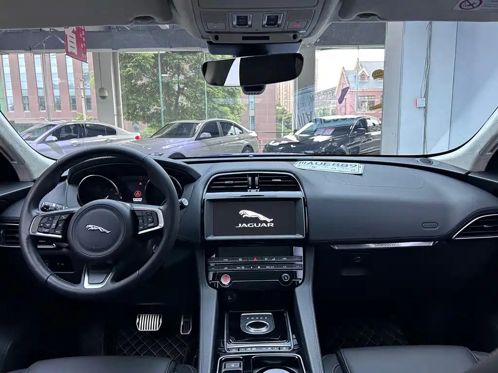Jaguar F-PACE 2018 2.0T RWD Urban Prestige Edition