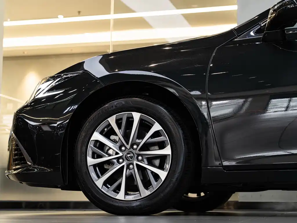 2025 Lexus ES 300h Premium