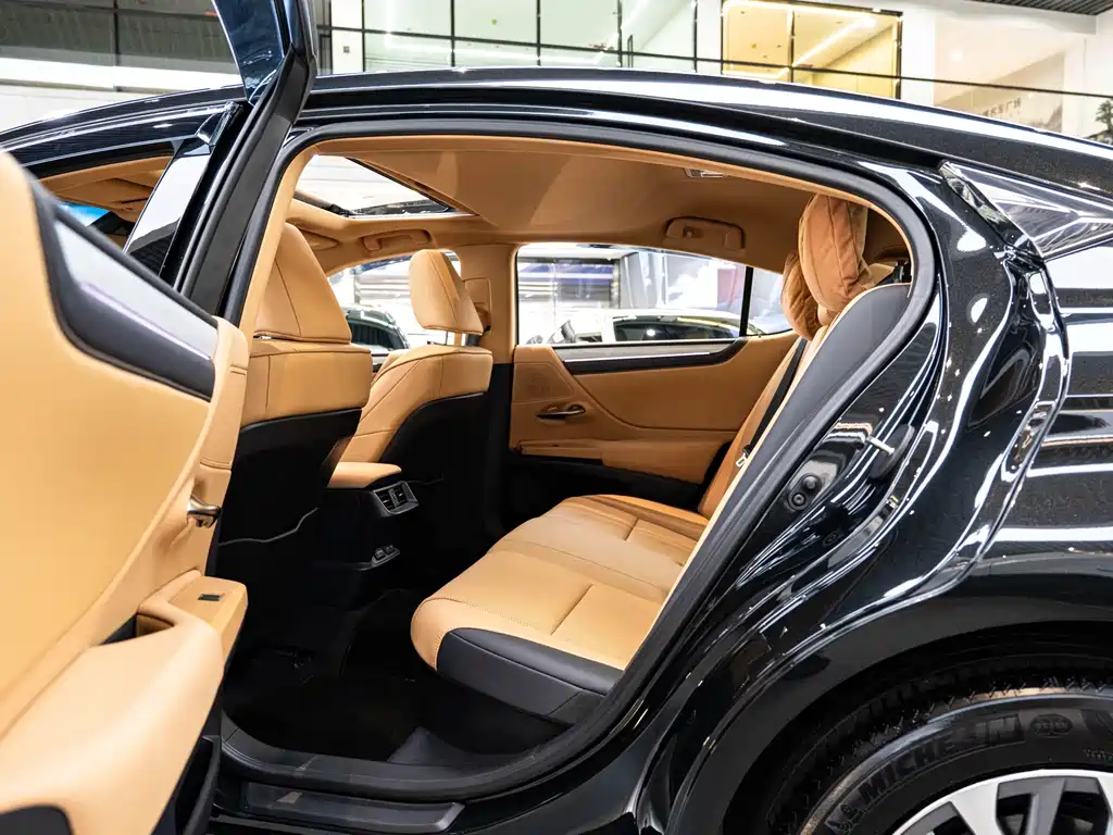 2025 Lexus ES 300h Premium