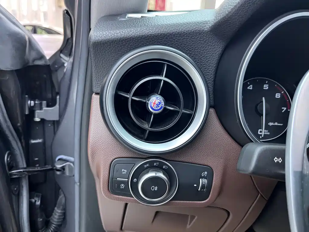 Alfa Romeo Stelvio 2017 2.0T 200HP Luxury Edition