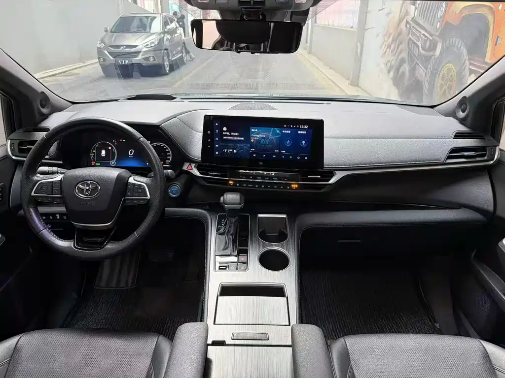 Toyota Sienna 2023 2.5L Hybrid Platinum Edition