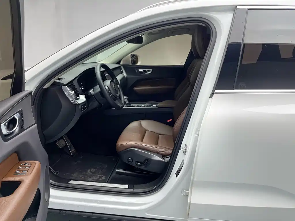 Volvo XC60 2020 T5 AWD Momentum Luxury Edition