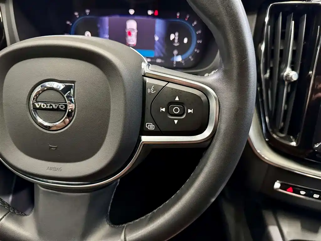 Volvo XC60 2022 B5 AWD Momentum Luxury Edition