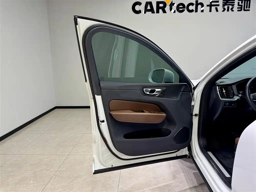 Volvo XC60 2022 B5 AWD Momentum Luxury Edition