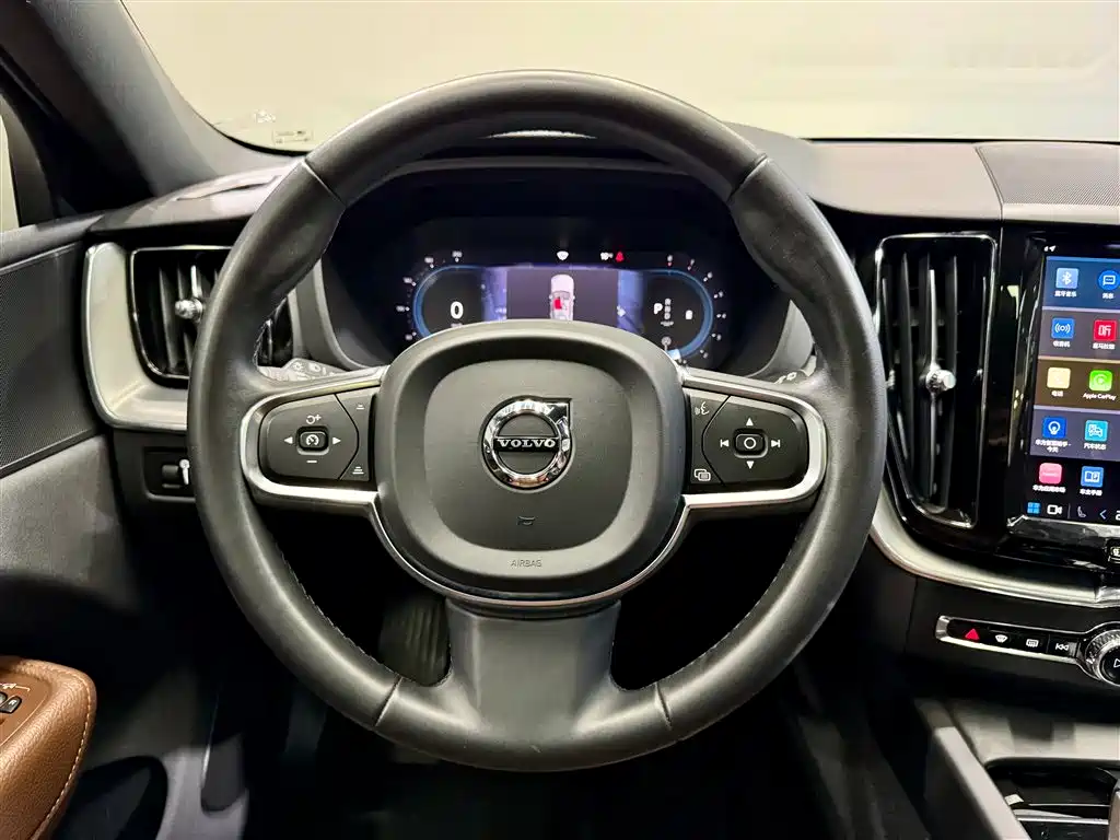 Volvo XC60 2022 B5 AWD Momentum Luxury Edition