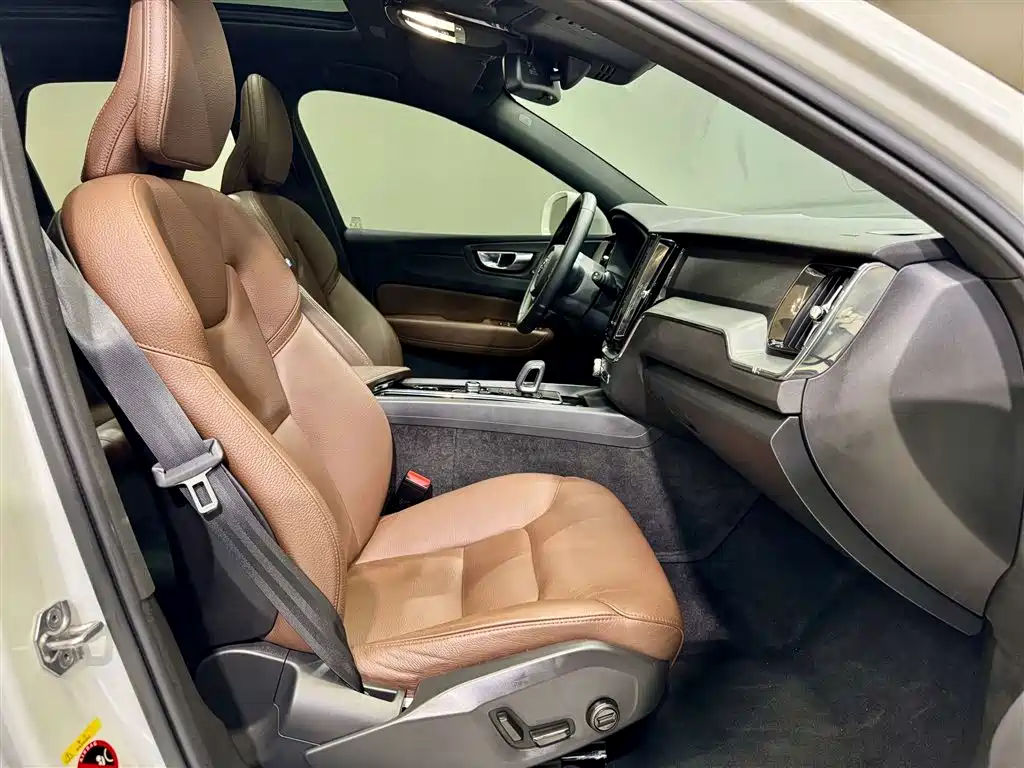 Volvo XC60 2022 B5 AWD Momentum Luxury Edition