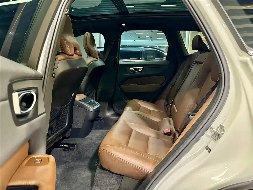 Volvo XC60 2022 B5 AWD Momentum Luxury Edition