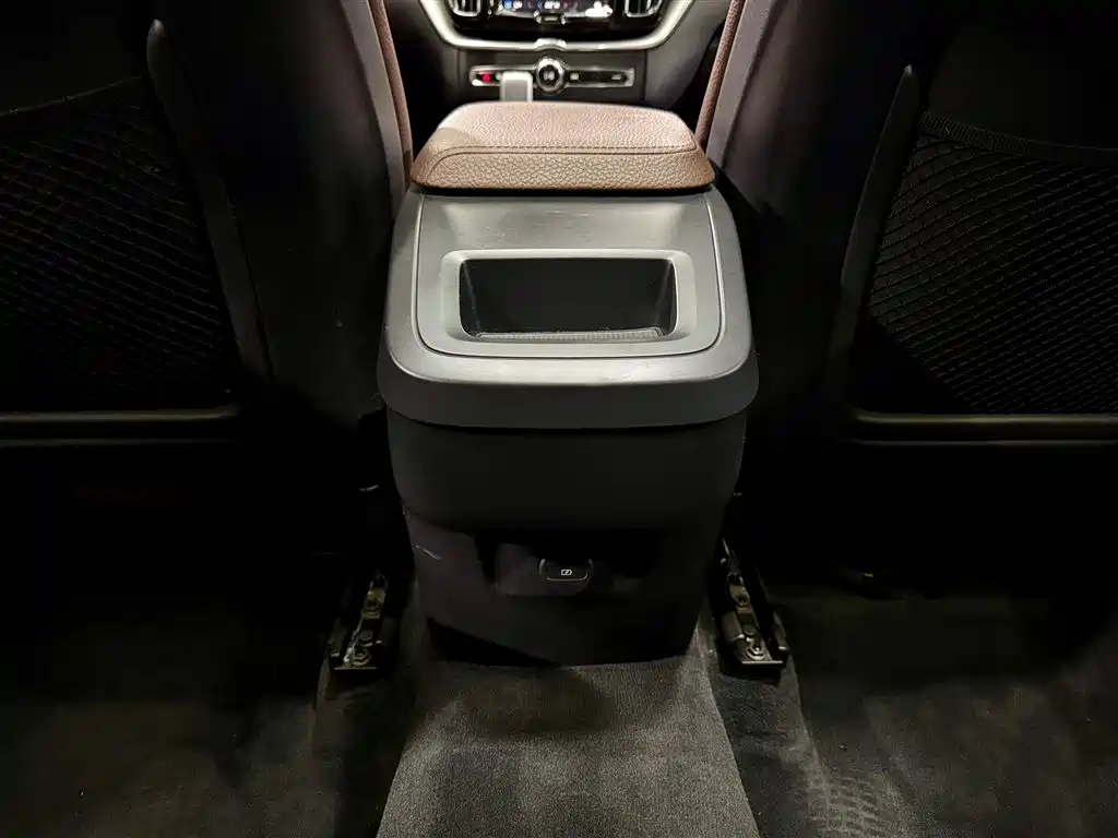 Volvo XC60 2022 B5 AWD Momentum Luxury Edition