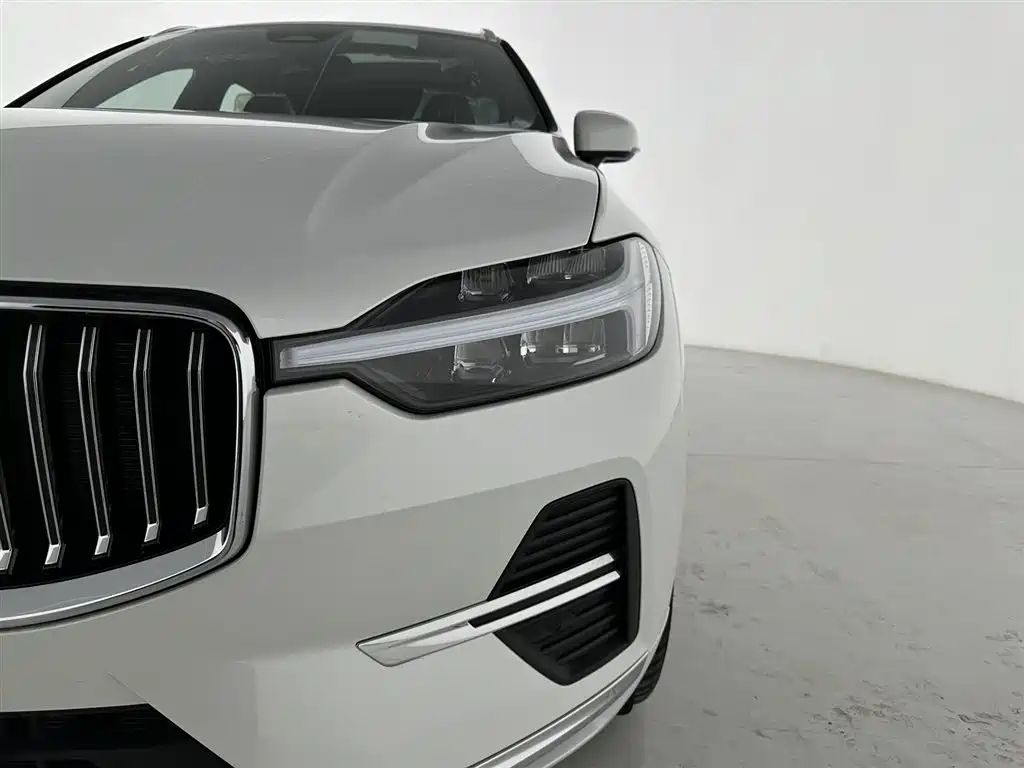 Volvo XC60 2024 B5 AWD Momentum Luxury Edition