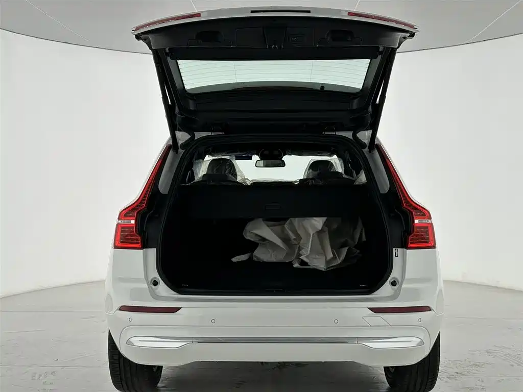 Volvo XC60 2024 B5 AWD Momentum Luxury Edition
