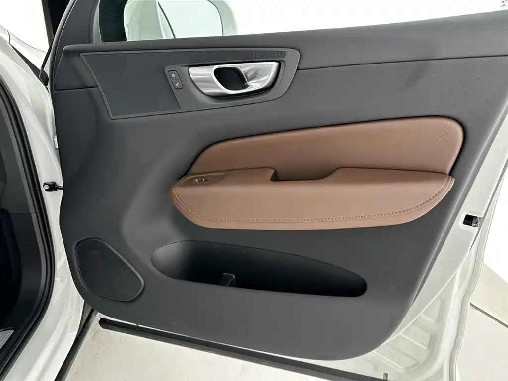 Volvo XC60 2024 B5 AWD Momentum Luxury Edition