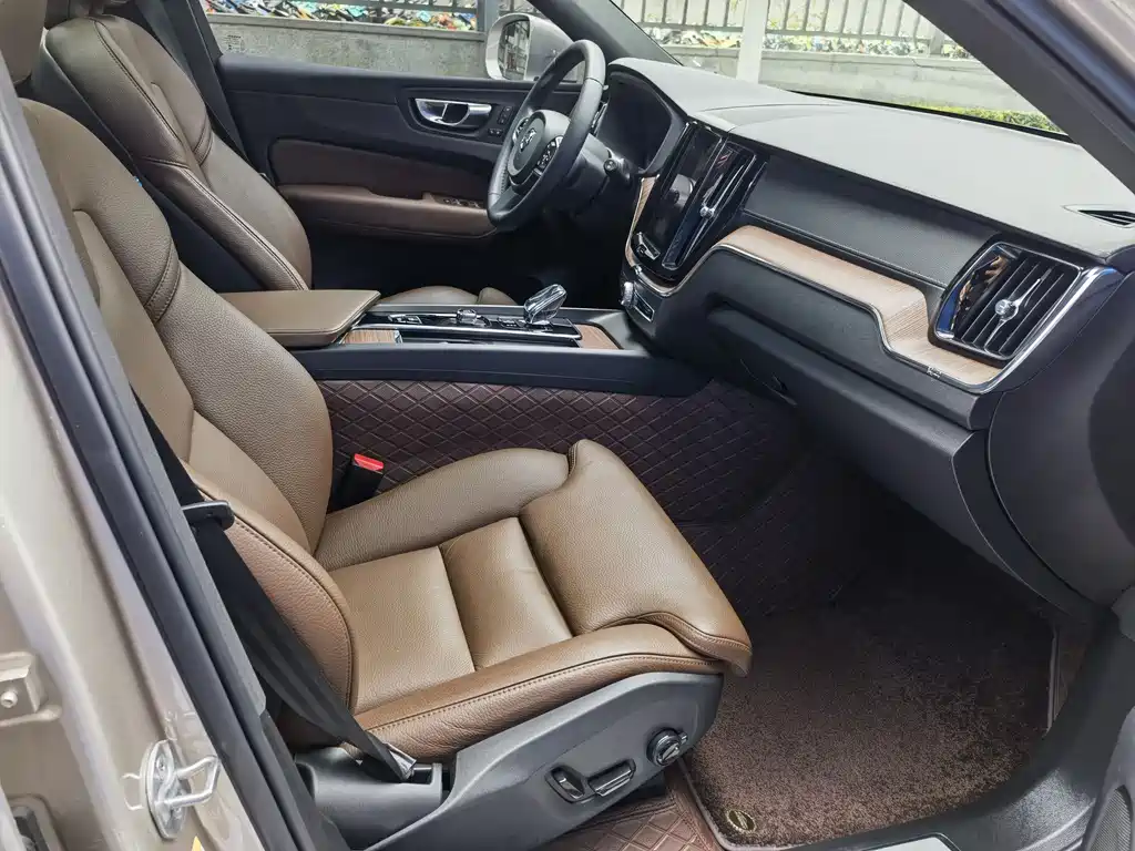 Volvo XC60 T8 Plug-in Hybrid AWD Long Range Plus 2024