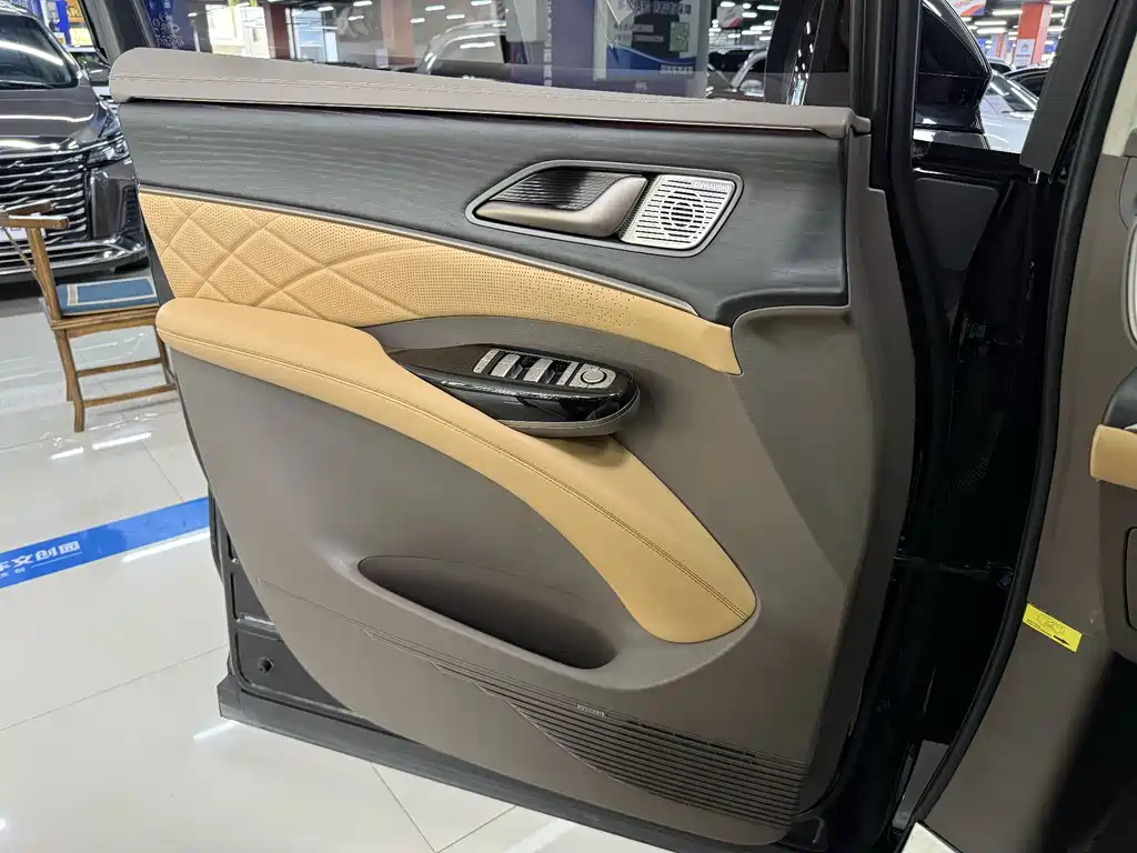 Denza D9 2022 DM-i 970 AWD Flagship Edition