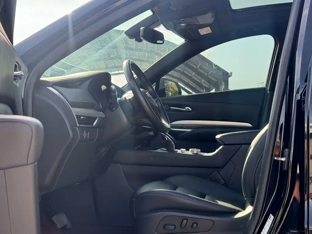 Cadillac XT4 2021 28T FWD Leading Edition