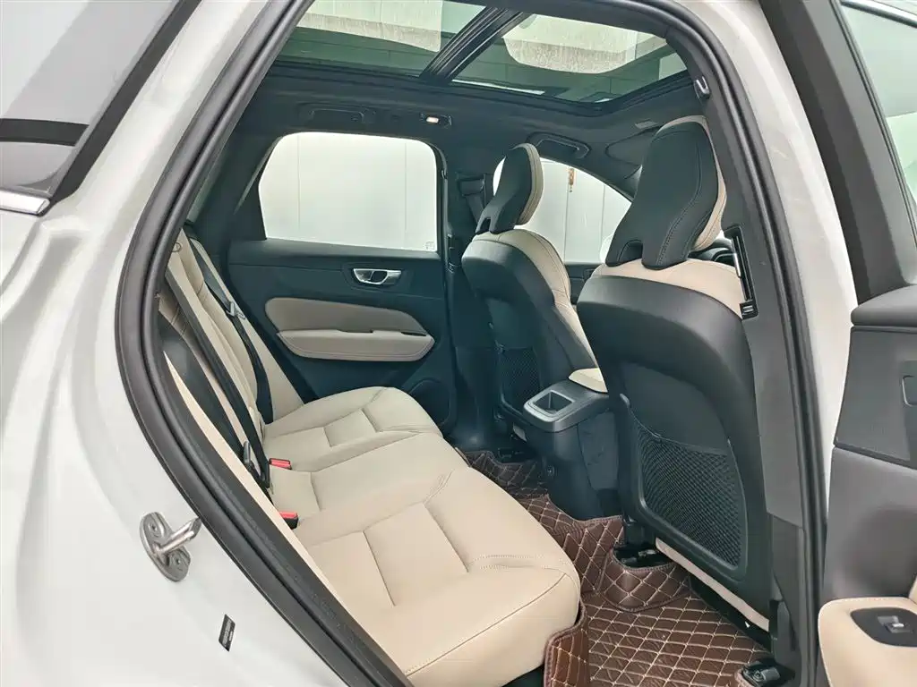 Volvo XC60 2026 B5 AWD Momentum Luxury Edition