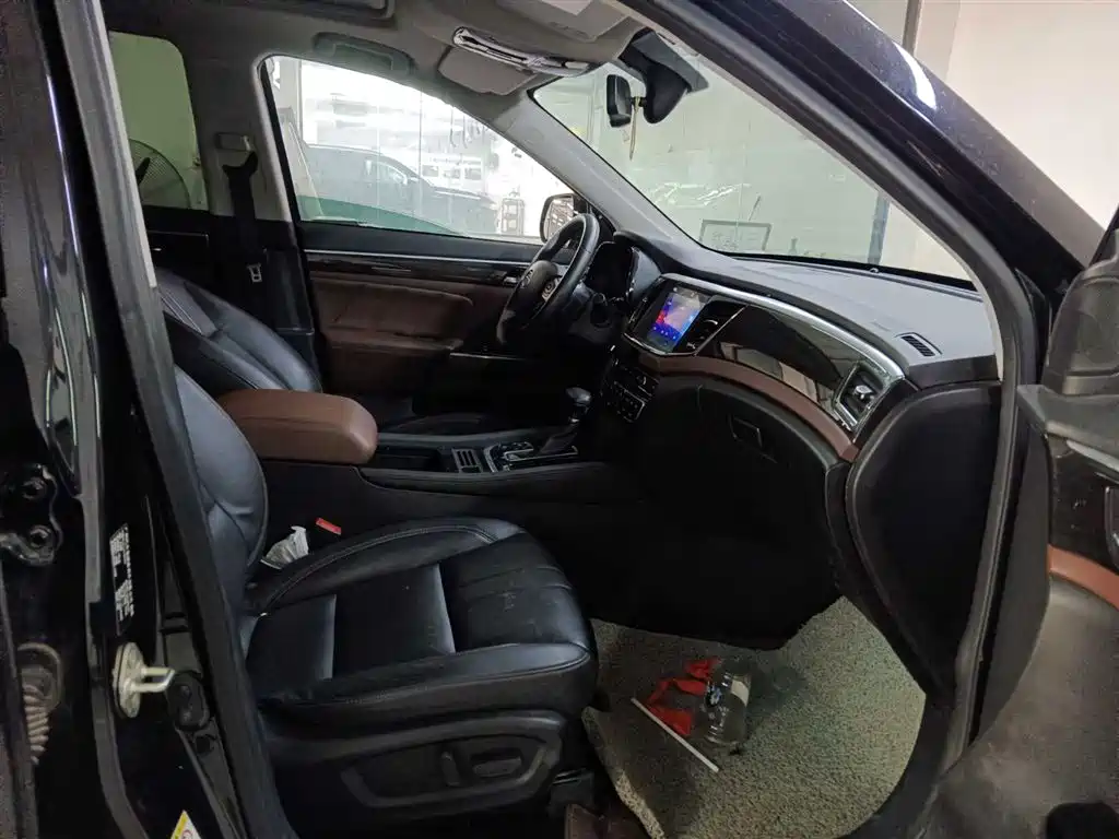 GAC Trumpchi GS8 2017 320T 2WD Luxury Edition (7-Seater)
