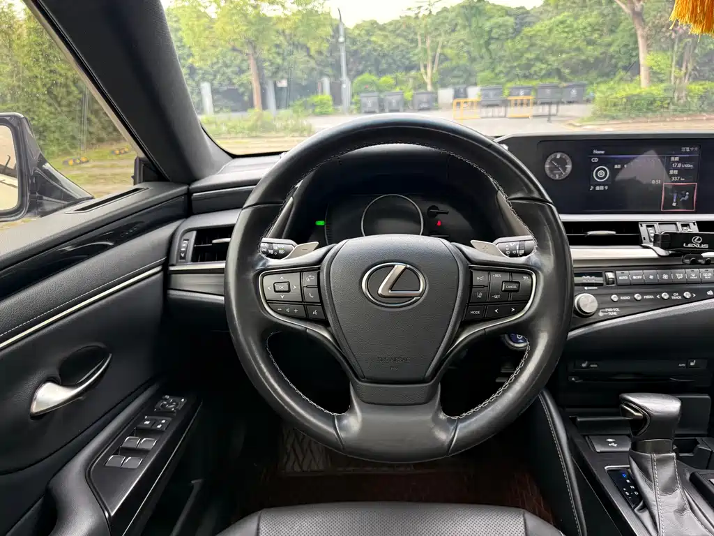 Lexus ES 2021 300h Excellence Edition