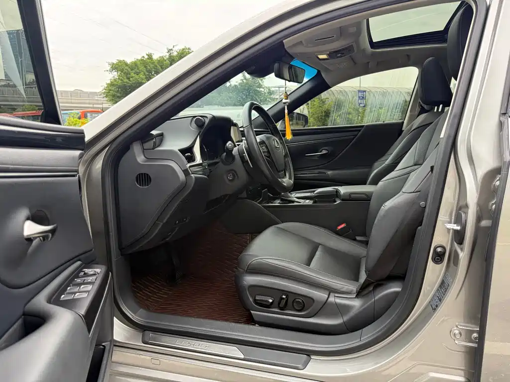 Lexus ES 2021 300h Excellence Edition