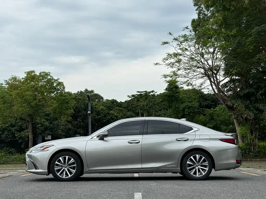Lexus ES 2021 300h Excellence Edition