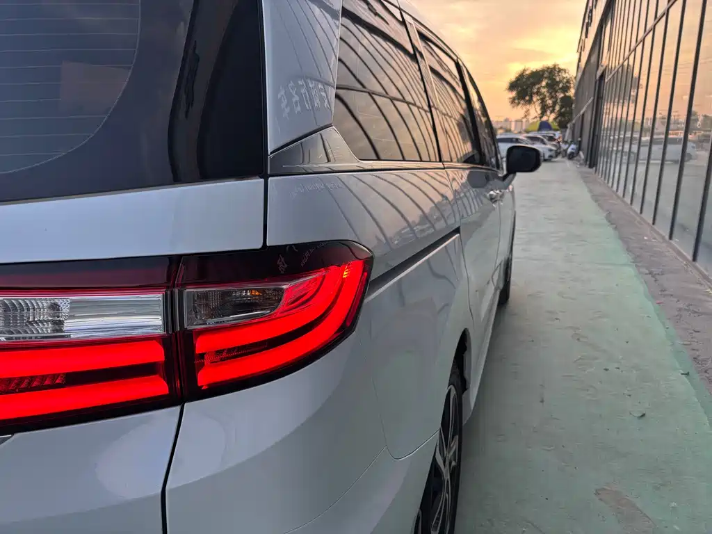 Honda Odyssey 2015 Facelift 2.4L Luxury Edition
