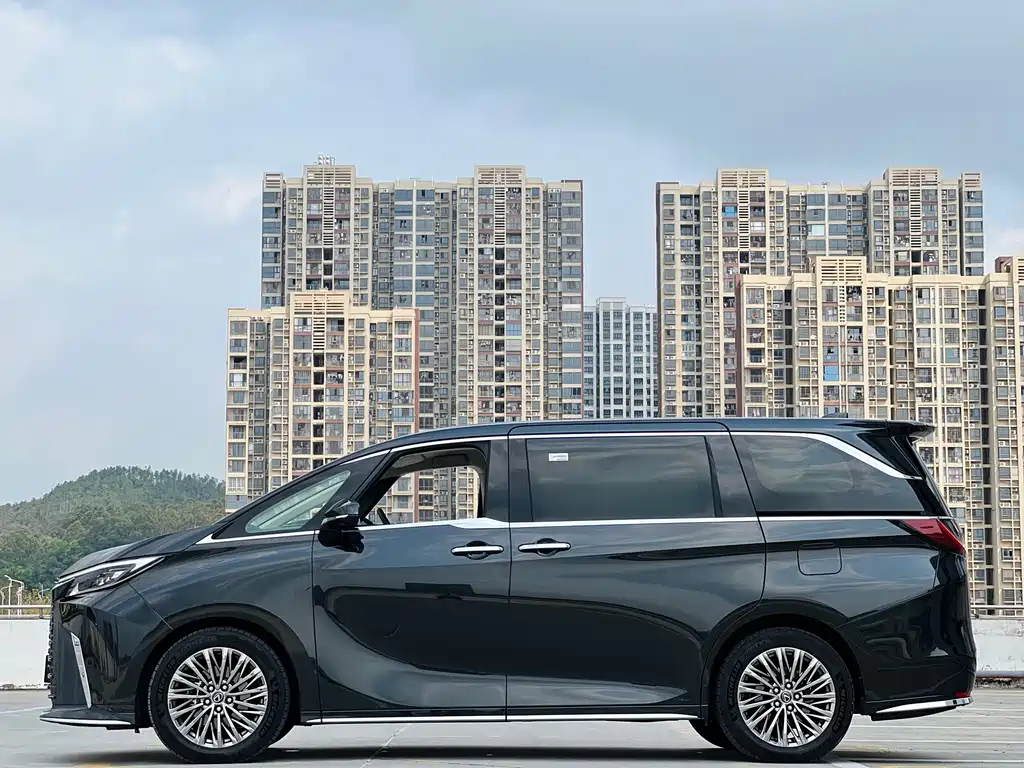 Lexus LM 500h 6-Seater Supreme Edition 2025