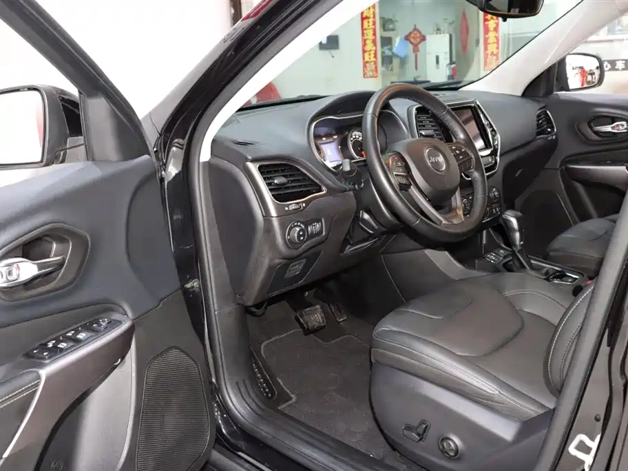 Jeep Cherokee 2020 2.0T FWD Leading Edition
