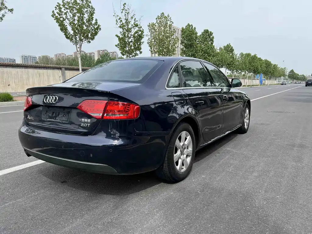 Audi A4L 2010 2.0 TFSI Standard