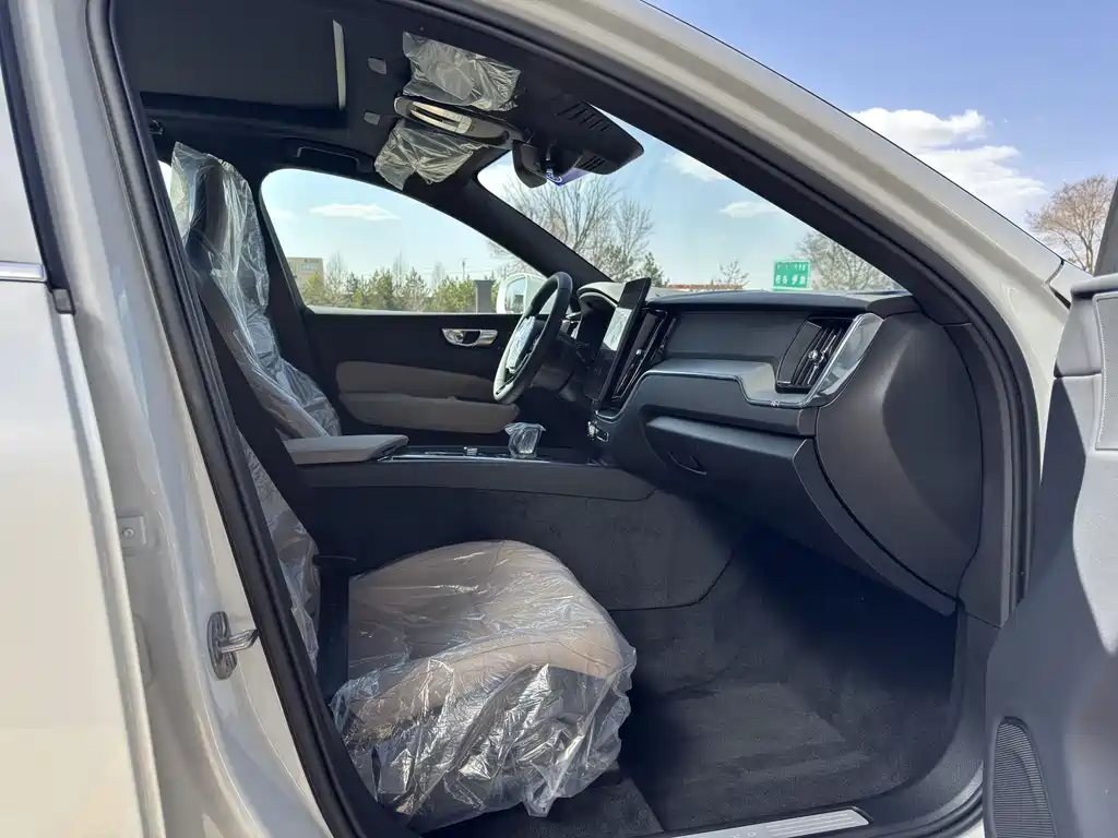 Volvo XC60 2026 B5 AWD Momentum