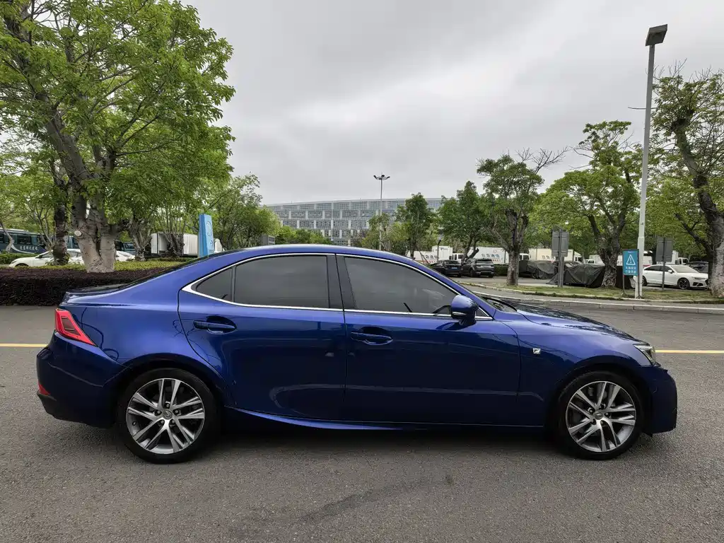 Lexus IS 300 F SPORT (2017)
