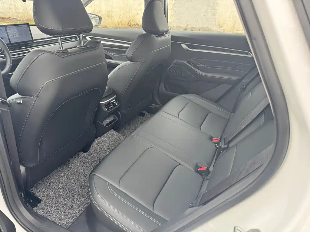 Geely Emgrand 2022 4th Generation 1.5L CVT Luxury Edition