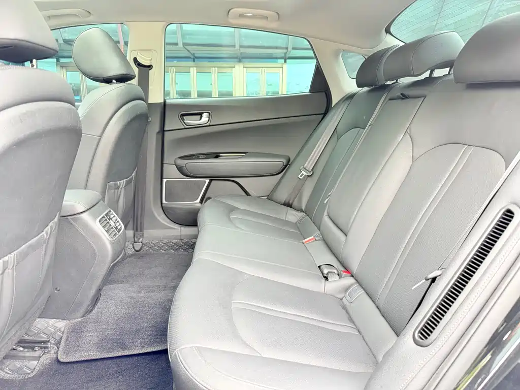 Kia K5 PHEV 2018 2.0L Zhi Zun Edition