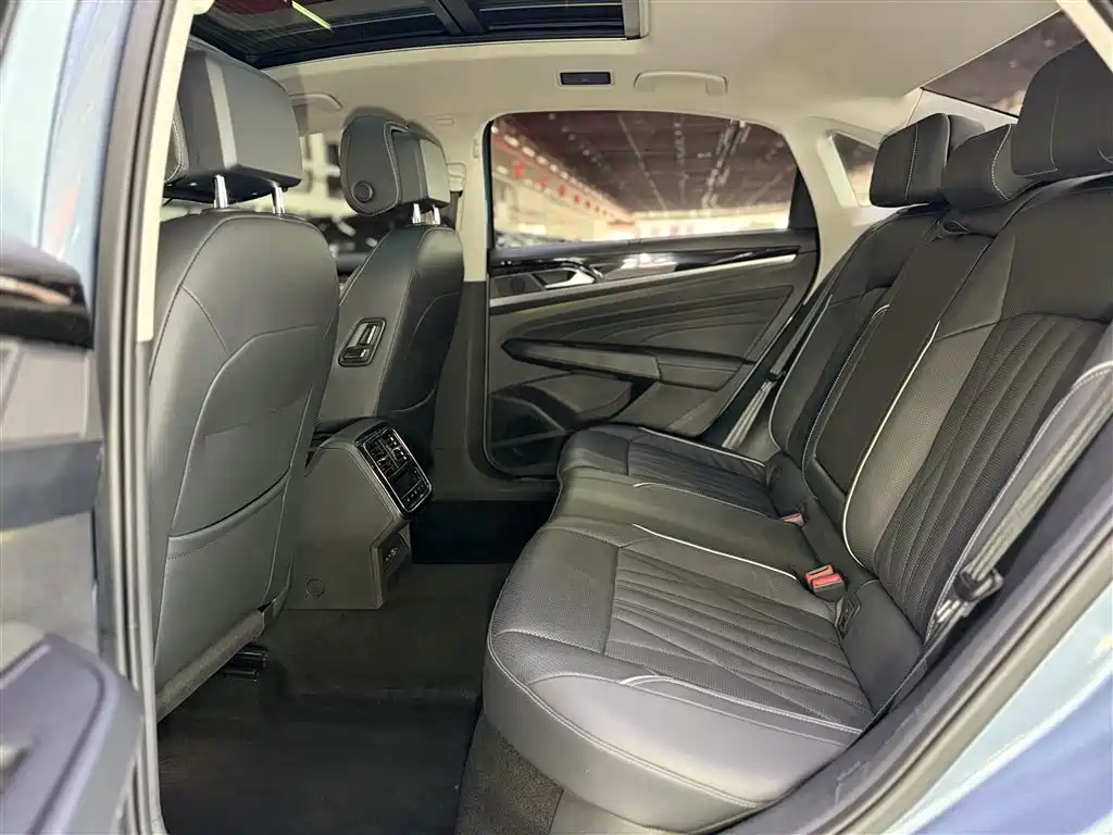 Volkswagen Passat 2022 330TSI Starlight Premium Edition