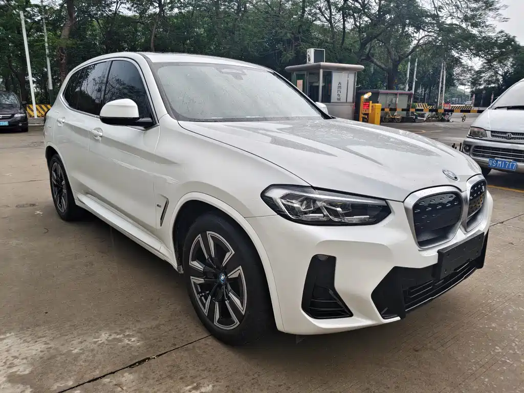 BMW iX3 2024 Leading Edition