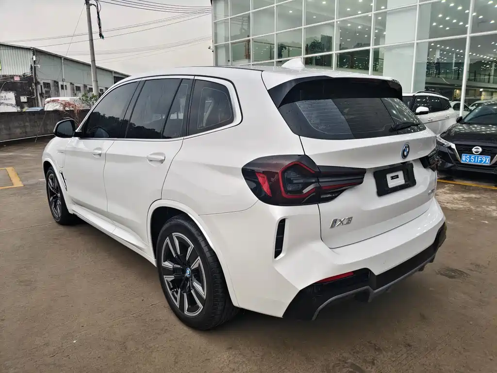 BMW iX3 2024 Leading Edition