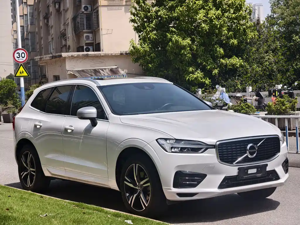 Volvo XC60 2019 T5 AWD Momentum Sport Edition
