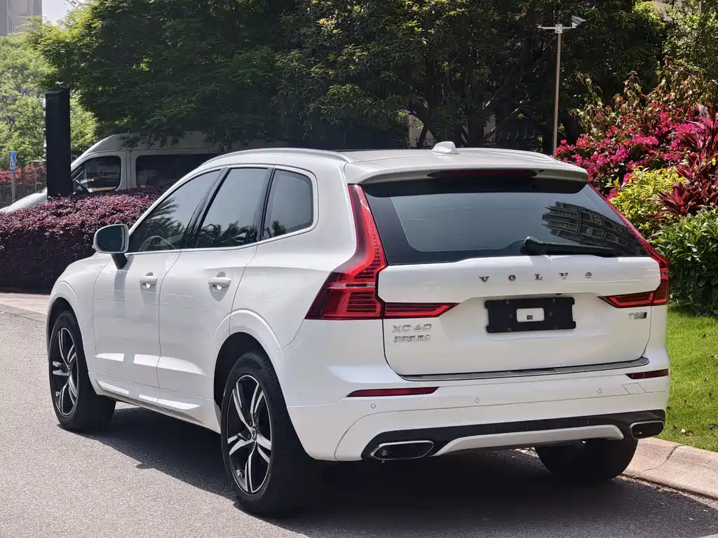 Volvo XC60 2019 T5 AWD Momentum Sport Edition