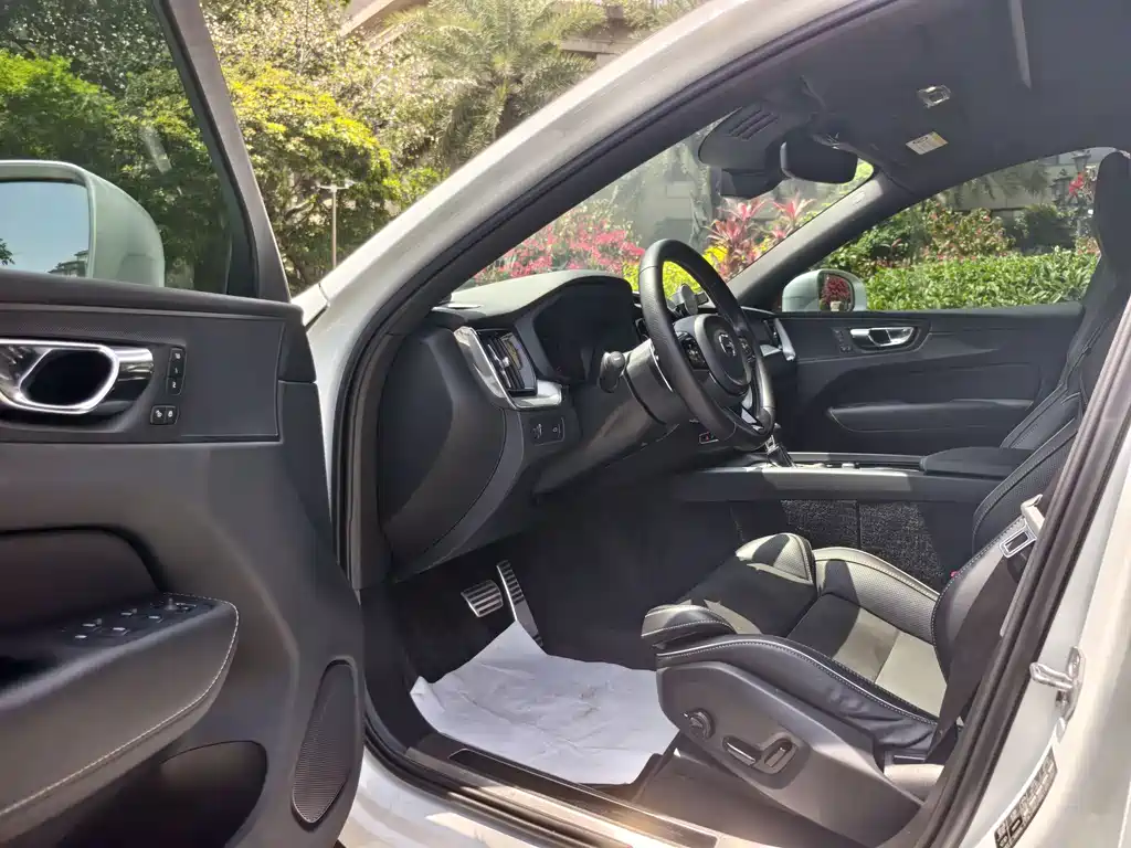 Volvo XC60 2019 T5 AWD Momentum Sport Edition