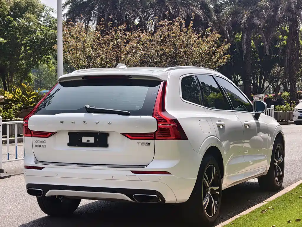 Volvo XC60 2019 T5 AWD Momentum Sport Edition