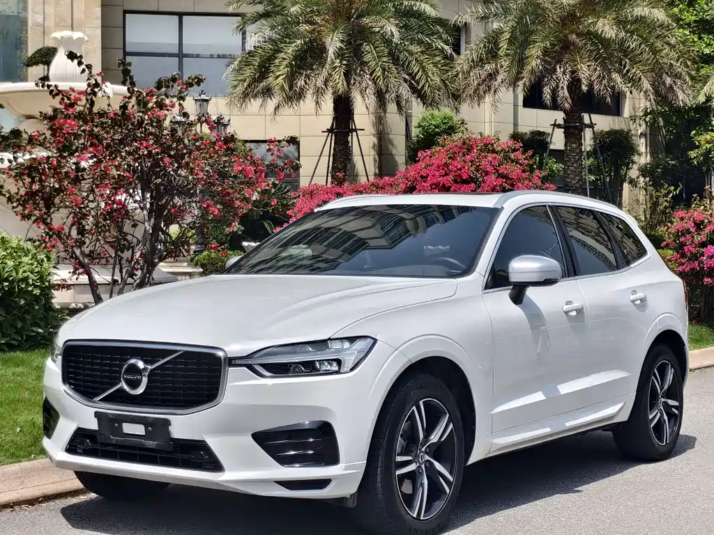 Volvo XC60 2019 T5 AWD Momentum Sport Edition