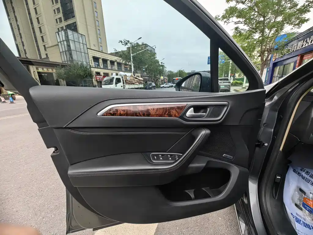 Dongfeng A9 2016 1.8T Prestige Edition