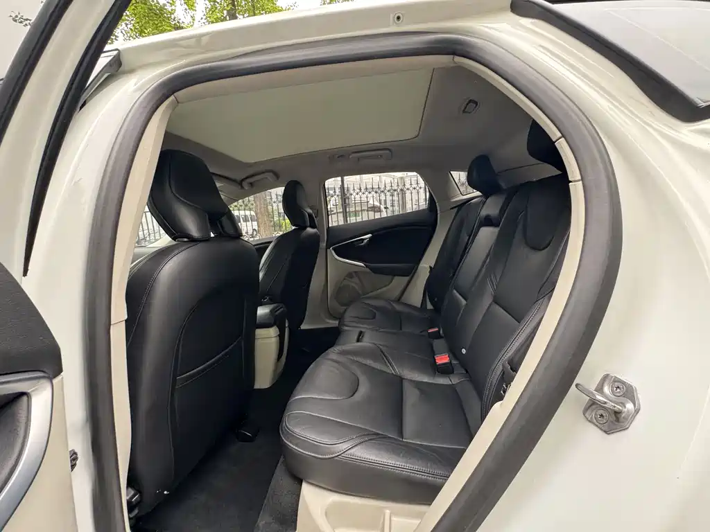 Volvo V40 2015 1.6T Kinetic