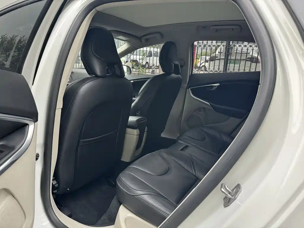 Volvo V40 2015 1.6T Kinetic